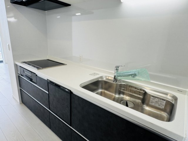 ビュータワー八王子のキッチン|～３口コンロと広い調理台でお料理が捗ります～