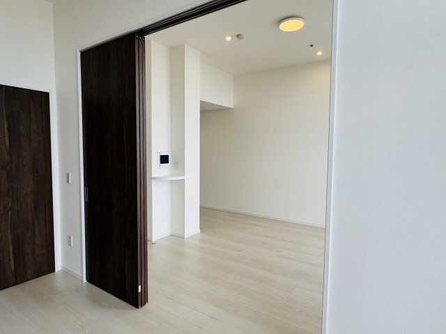 ビュータワー八王子の洋室|～LDKと繋がる引戸をフルオープンにすれば、より開放的な空間に～