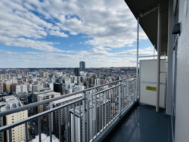 ビュータワー八王子のバルコニー|～2ヶ所から出入り可能なバルコニー～