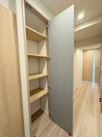 藤和シティシティコープ三郷の玄関|廊下にある収納はストック品の収納箇所としても便利です