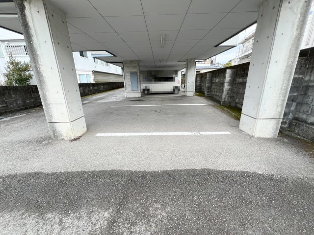 コーポ サン マーシィの駐車場