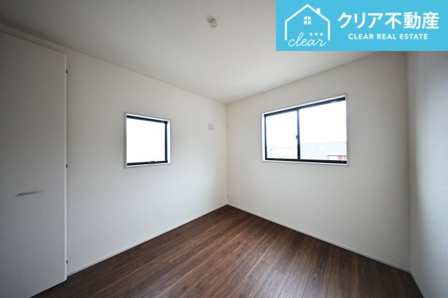 【洋室】 | 館林第3西高根町　リーブルガーデン　全2棟 | 2面採光の洋室は日当たりがよくあったか♪