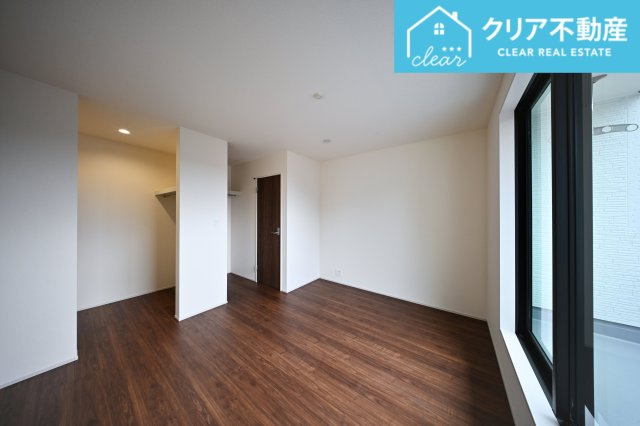 【寝室】 | 館林第3西高根町　リーブルガーデン　全2棟 | 日当たりのよい寝室は大容量のウォークインクローゼット付き！