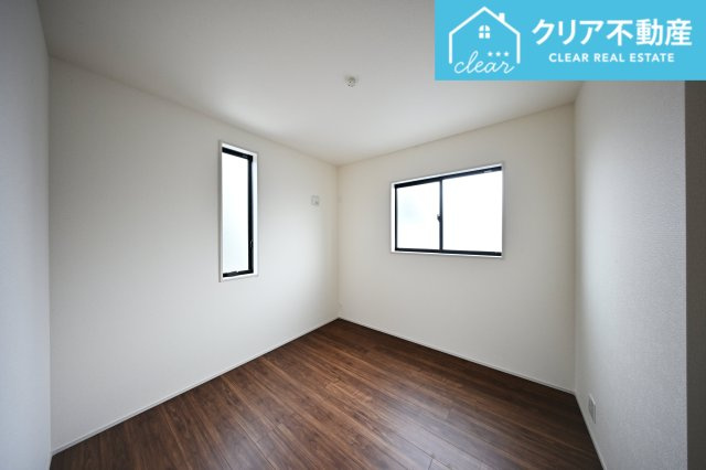 【洋室】 | 館林第3西高根町　リーブルガーデン　全2棟 | 寛ぎの時間を紡ぎだす主寝室。大型ベッドを置いても余裕です。