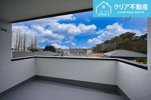 【バルコニー】 | 館林第3西高根町　リーブルガーデン　全2棟 | 屋根付きワイドバルコニーなので、急な雨の時も安心♪竿受けも設置済み！