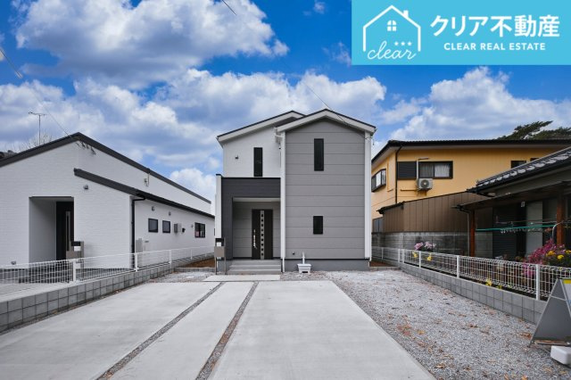 【外観】 | 館林第3西高根町　リーブルガーデン　全2棟 | スッキリクリアな青空に映えるエクステリア！
日当たり良好な立地です♪