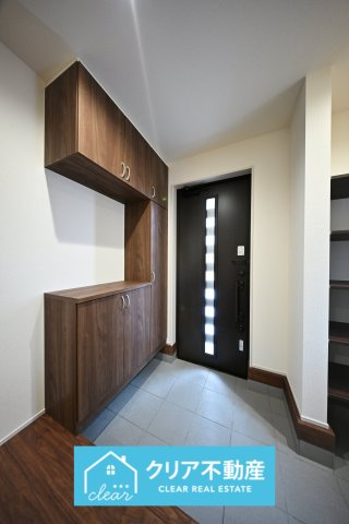 【玄関】 | 館林第3西高根町　リーブルガーデン　全2棟 | 大型のシューズボックスがあるので、家族全員の靴をしっかり収納！玄関スッキリ！