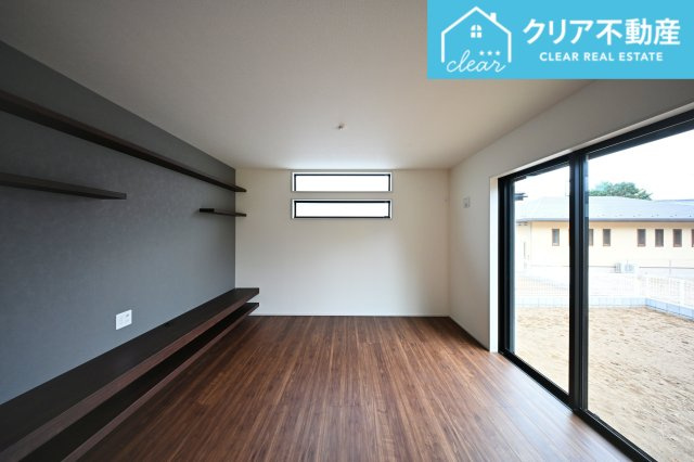 【居間・リビング】 | 館林第3西高根町　リーブルガーデン　全2棟 | 日当たりがよく広いリビングは家族が自然と集まる居心地の良い空間です♪