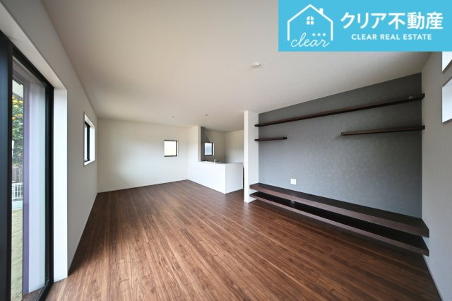 【内装】 | 館林第3西高根町　リーブルガーデン　全2棟 | 大型ＴＶも余裕で置けちゃう！ワイドなリビングで家族団らんの時間も増えそうですね♪家族揃っての食事が楽しくなる広々としたダイニング♪