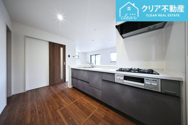 【キッチン】 | 館林第3西高根町　リーブルガーデン　全2棟 | 対面タイプならキッチン内にいながらご家族やお客様との会話が楽しめます