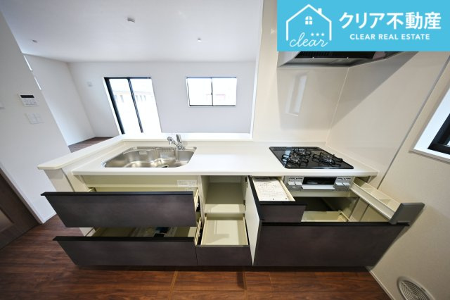 【キッチン】 | 館林第3西高根町　リーブルガーデン　全2棟 | スライド収納付きシステムキッチン。パスタ鍋や圧力鍋の出し入れもスムーズ！