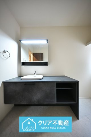 【独立洗面台】 | 館林第3西高根町　リーブルガーデン　全2棟 | 3面ミラーの後ろは収納スペースを完備。生活感のあるものは隠して、スッキリシンプルな洗面台に！