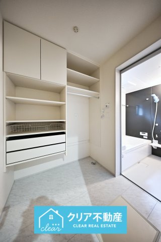 【収納】 | 館林第3西高根町　リーブルガーデン　全2棟 | ランドリースペースは着替えからドライヤーまでしっかり収納できます！