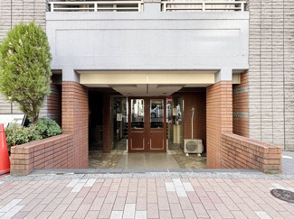 【エントランス】 | オートロックを備えた、マンションのエントランス。やはりセキュリティの観点は欠かすことができません。皆様を“安全”に送り出し、出迎えてくれます。～即日のご見学可能～　お問合せはお気軽にどうぞ。

