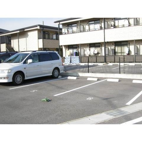 ファミール天白の駐車場