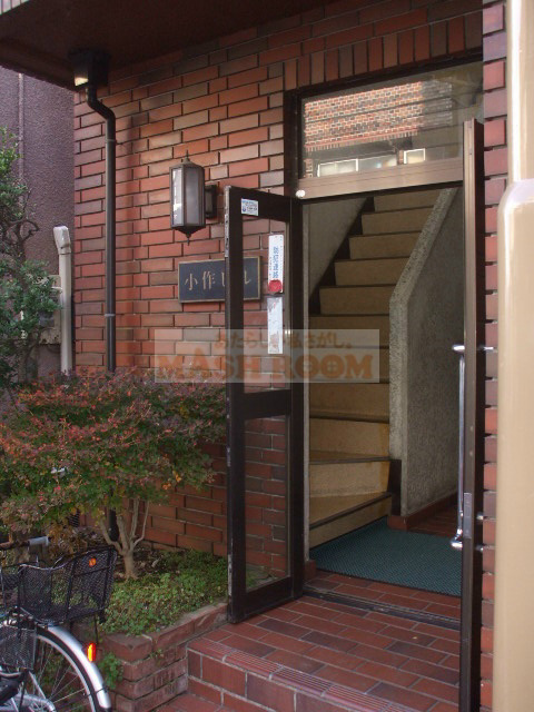 小作ビルの玄関