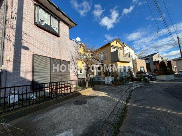 中古戸建ての前面道路含む現地写真