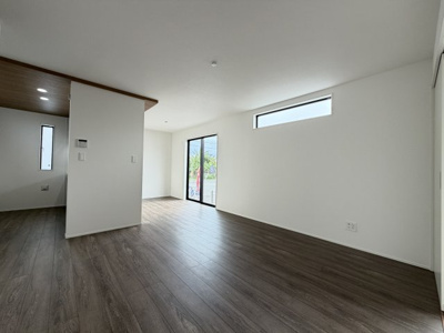 【居間・リビング】 | うるま市与那城屋慶名2期（全6棟）1号棟 | 1号棟　LDK16帖♪リビング階段♪