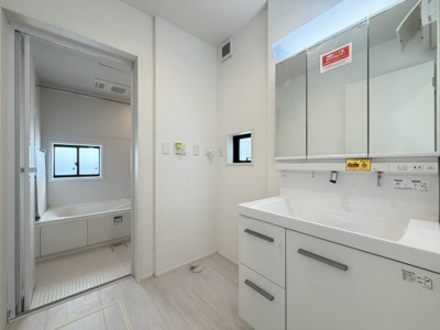 【独立洗面台】 | うるま市与那城屋慶名2期（全6棟）1号棟 | 1号棟　三面鏡付き洗髪洗面化粧台♪