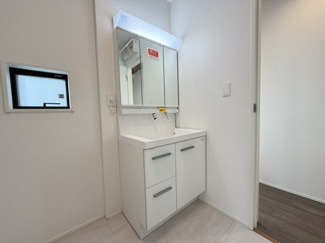 【独立洗面台】 | うるま市与那城屋慶名2期（全6棟）1号棟 | 1号棟　三面鏡付き洗髪洗面化粧台♪