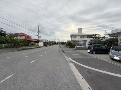 【前面道路含む現地写真】 | うるま市与那城屋慶名2期（全6棟）1号棟 | ※南東側公道17m♪