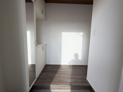 【玄関】 | うるま市与那城屋慶名2期（全6棟）1号棟 | 1号棟　十分な収納付き玄関♪