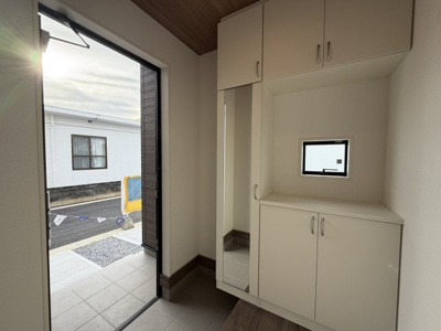 【玄関】 | うるま市与那城屋慶名2期（全6棟）1号棟 | 1号棟　十分な収納付き玄関♪