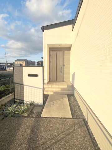 都城市上長飯町の新築一戸建の玄関