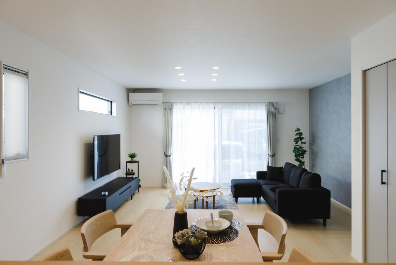 都城市上長飯町の新築一戸建の居間・リビング