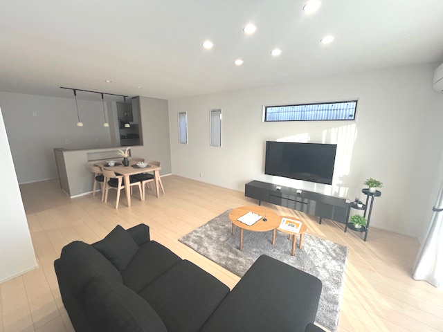 都城市上長飯町の新築一戸建の居間・リビング