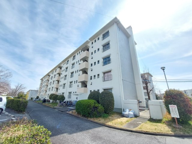 公団狭山住宅7号棟の駐車場