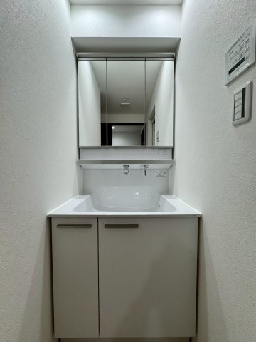 ファミールパーク鶴見の独立洗面台|三面鏡を備えた洗面化粧台。