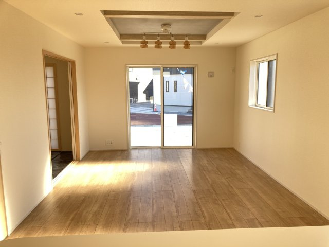 ブルーミングガーデン前橋市北代田町　2号棟の居間・リビング|折り上げ天井仕様のおしゃれな18帖リビングで快適な日々をお過ごしください☆