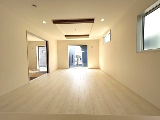 ブルーミングガーデン前橋市北代田町　2号棟の居間・リビング|折り上げ天井仕様のおしゃれな18帖リビングで快適な日々をお過ごしください☆