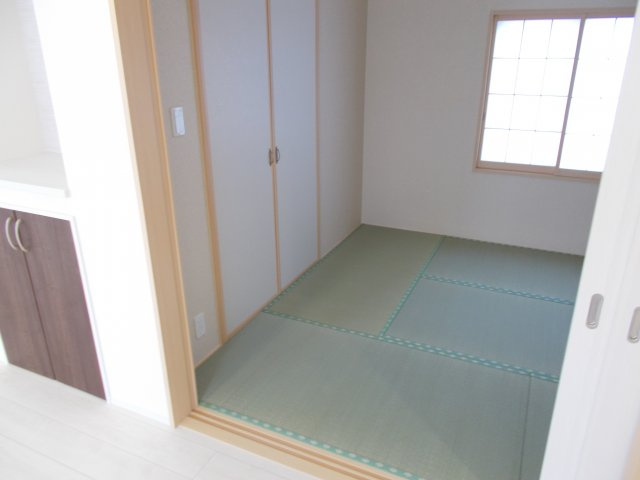 ブルーミングガーデン前橋市北代田町　2号棟の和室|1階和室5.25帖です。い草香る和室はくつろぎスペースに最適ですよ♪