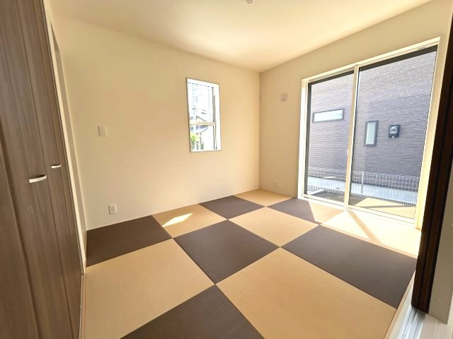 ブルーミングガーデン前橋市北代田町　2号棟の和室|1階和室5.25帖です。い草香る和室はくつろぎスペースに最適ですよ♪