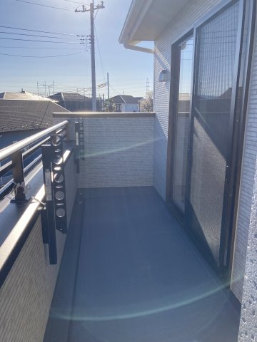 ブルーミングガーデン前橋市北代田町　2号棟のバルコニー|奥行きのあるワイドバルコニーです。洗濯物も沢山干せて便利です！南面バルコニーは、室内にも暖かな陽光を取り入れることができます☆
