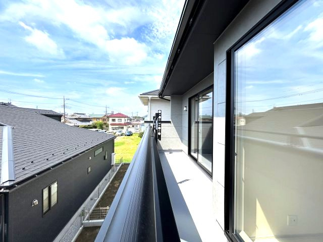 ブルーミングガーデン前橋市北代田町　2号棟のバルコニー|奥行きのあるワイドバルコニーです。洗濯物も沢山干せて便利です！南面バルコニーは、室内にも暖かな陽光を取り入れることができます☆
