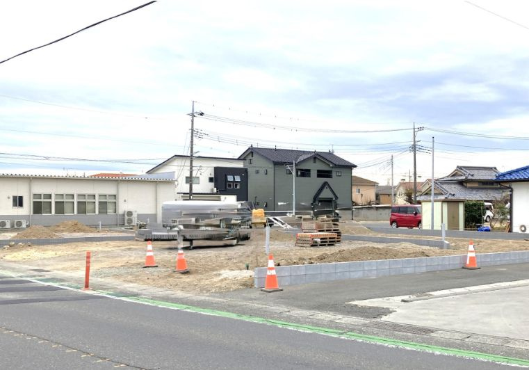 ブルーミングガーデン前橋市北代田町　2号棟の前面道路含む現地写真|前面道路含む現地写真です