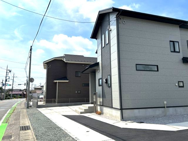 ブルーミングガーデン前橋市北代田町　2号棟の前面道路含む現地写真|前面道路含む現地写真です