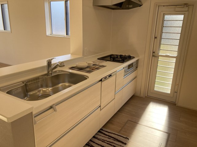 ブルーミングガーデン前橋市北代田町　2号棟のキッチン|人気のカウンターキッチン採用です☆ゴミ出しに便利な勝手口付き！
コンロも３口ご用意しています！調理スペースも広くストレスなくお料理できます。
浄水器つきなので美味しいお水も飲めますよ♪