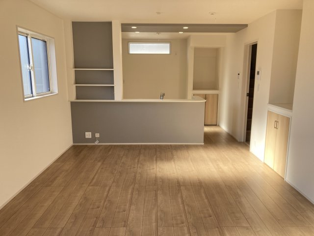 ブルーミングガーデン前橋市北代田町　2号棟の居間・リビング|人気の対面式キッチンを配した空間はお好みの家具も合わせやすく、家族がくつろぐ快適な空間造りをサポート。窓からは明るい陽光が差し込みます。