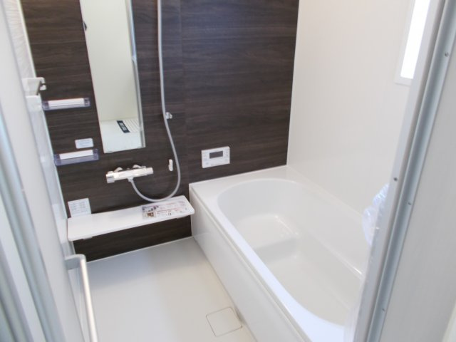 ブルーミングガーデン前橋市北代田町　2号棟の浴室|１坪タイプのフルオートバスです！
足を延ばして入れる広さなので一日の疲れも癒されますよ♪
室内物干しや浴室乾燥機もあるのでお天気の悪い日にはランドリースペースとしてもご利用できます！
