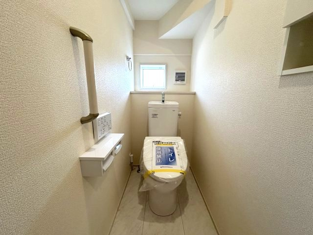 ブルーミングガーデン前橋市北代田町　2号棟のトイレ|1階トイレです。清潔感のある白を基調としています。
温水洗浄・便座暖房機能の付いた快適なトイレです☆