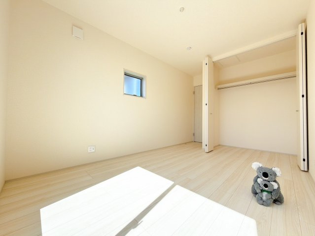 【洋室】 | 前橋市富士見町時沢　新築住宅　 | 広さはお子様の勉強部屋にも適した広さ！
勉強机や本棚などの家具を置いてもフリースペースも確保することができます。