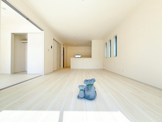 【居間・リビング】 | 前橋市富士見町時沢　新築住宅　 | ≪LDK≫
リビング・ダイニングは白を基調としたシンプルな空間。
雑貨やこだわりの家具など、レイアウトも自由に楽しめます！