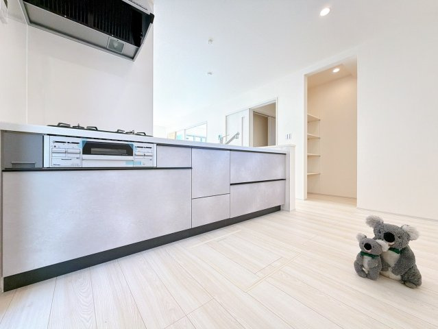 【キッチン】 | 前橋市富士見町時沢　新築住宅　 | お料理をしながら家族との会話が楽しめる対面キッチン。キッチン横には可動棚付きパントリーがあるので、食品のストックや日用品などたっぷり収納できます！