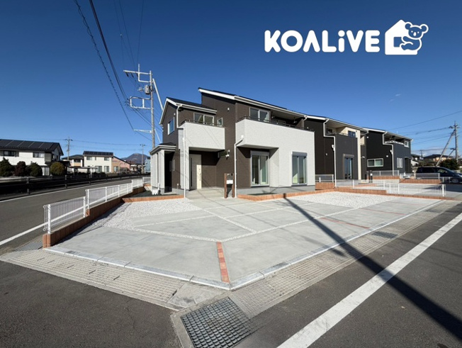 【外観】 | 前橋市富士見町時沢　新築住宅　 | 完成済み！いつでも新生活を始めることができます。
開放感あるLDK！
陽当り、風通しも良い暖かな住まいです。
KOALIVE （コアライブ）【0120-919-727】