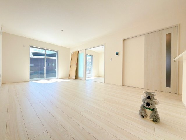 【居間・リビング】 | 前橋市富士見町時沢　新築住宅　 | 家族が自然と集まるリビング・ダイニング明るい光が差し込み、笑顔があふれる心地よい空間です。ゆったりとした広さで、くつろぎの時間をお過ごしいただけます。