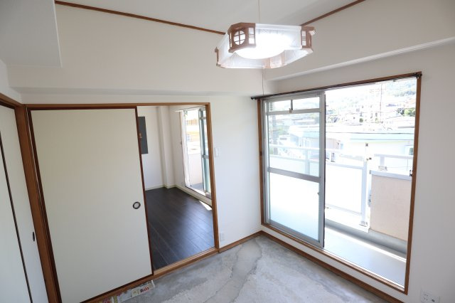 ファミール聖和の洋室